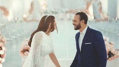 شاهد.. وصلة رقص لوالدة أحمد خالد صالح في حفل زفافه (فيديو)