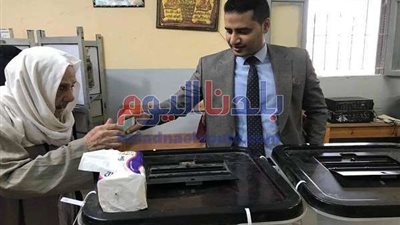 رئيس لجنة بالشرقية يساعد أكبر مسن بـ