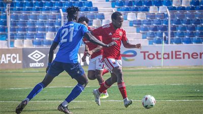 الهلال يسجل الهدف الأول في مرمي الأهلي