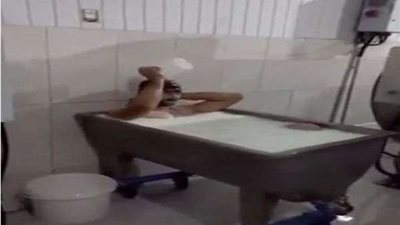 اعتقال عامل بعد استحمامه في حوض 