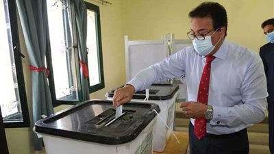 وزير التعليم العالي يدلي بصوته في انتخابات مجلس النواب بالتجمع الأول
