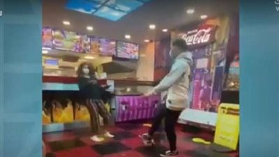 فتاة تتعرض لموقف محرج داخل مطعم بسبب شاب (فيديو)