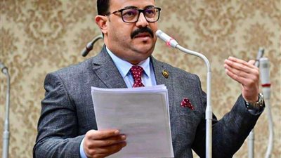 برلماني يستجيب لشكاوى واستغاثة المواطنون بشأن خدمات طريق عين غصين