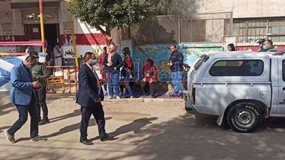 مدير إدارة غرب التعليمية بالمحلة يتفقد اللجان الانتخابية (صور)