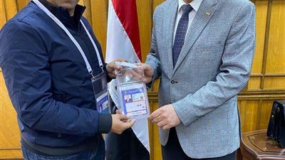 رئيس جامعة القناة يتسلم بطاقة دخول مباريات مجموعة الإسماعيلية لبطولة كأس أمم أفريقيا
