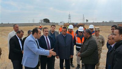 وزير التنمية المحلية ومحافظ المنوفية يتفقدان الأعمال الإنشائية بمصنع تدوير القمامة بقويسنا