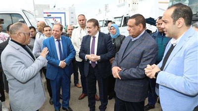 وزير التنمية المحلية ومحافظ المنوفية يشهدان اصطفاف المعدات الجديدة