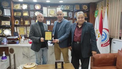 أطباء مستشفى الزقازيق العام يكرمون وكيل صحة الشرقية على مجهوداته