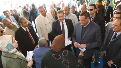 وزير التنمية المحلية ومحافظ المنوفية يسلمان كراسي كهربائية لذوي الهمم ومساعدات للفئات الأكثر احتياجاً