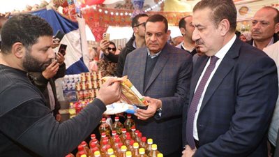 وزير التنمية ومحافظ المنوفية يفتتحان معارض 