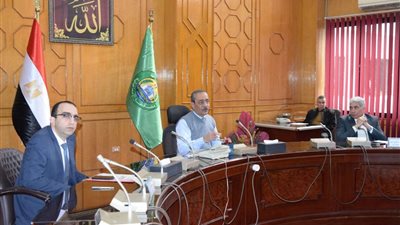 محافظ الإسماعيلية يعقد اجتماعًا لحصر المشروعات المتعثرة على أرض المحافظة