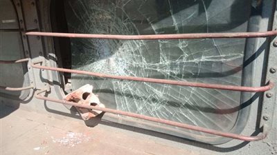 وزارة النقل تصدر بيانا بشأن قيام أحد الأشخاص بإلقاء الحجارة على قطار