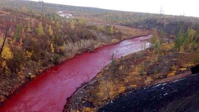 نهر يتحول إلى اللون الأحمر فى روسيا والأسباب مجهولة