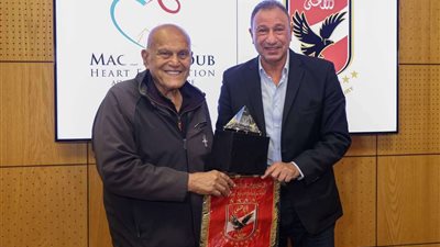 الخطيب يهدي مجدي يعقوب درع و علم الأهلي