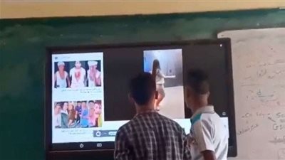 مدرس الفصل بيتفرج.. طلاب بمدرسة ثانوي يشاهدون رقص لورديانا على السبورة.. فيديو