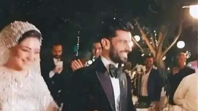 عقب وصوله.. محمد صلاح في طريقه لحضور حفل زفاف شقيقه