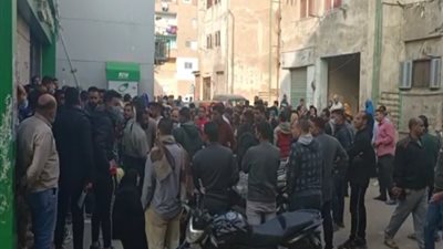 الخطر قادم.. زحام كبير من المواطنين لشراء كراسات الإسكان الاجتماعي