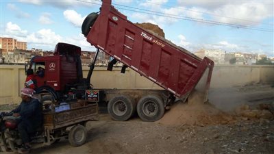 سواتر خرسانية لحماية المقابر من مياه الأمطار في مرسى مطروح