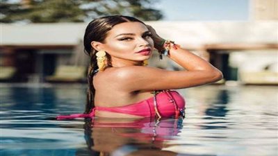 بالبكيني.. جوهرة في جلسة تصوير جريئة (صور)