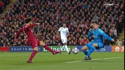 شوط مجنون .. بسبب خطأ الحارسين التعادل يحسم الشوط الأول بين ليفربول وريال مدريد