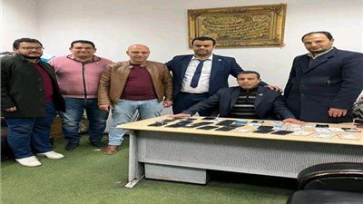 جمارك مطار برج العرب تضبط محاولة تهريب كمية من الهواتف والمشغولات