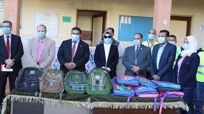 نائب محافظ الوادى الجديد تدشن حملة توزيع الشنط المدرسية لطلاب المدارس