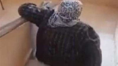 بعد القبض على نجلها.. صاحبة فيديو الزحف بالشرقية تبكى أمام قسم الشرطة للإفراج عنه