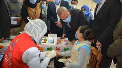 محافظ القليوبية يدشن الحملة القومية لتطعيم تلاميذ المدارس ضد الديدان المعوية