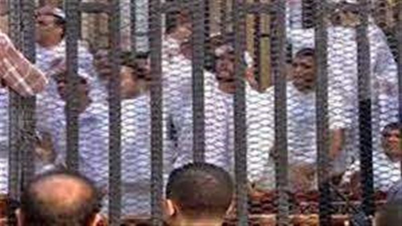 محاكمة 17 متهمًا