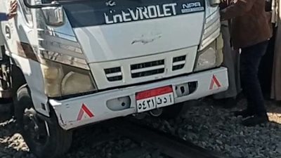 سيارة تقتحم سير قطار على خط 