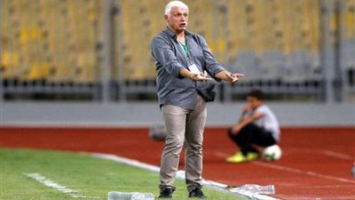 الفيديو.. الحكم يعتدي على مدرب منتخب السودان هوبير خلال مباراته أمام غانا