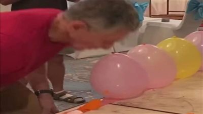 رجل يدخل موسوعة جينيس بعد فرقعة أكبر عدد من البالونات بفمه وأسنانه في دقيقة واحدة