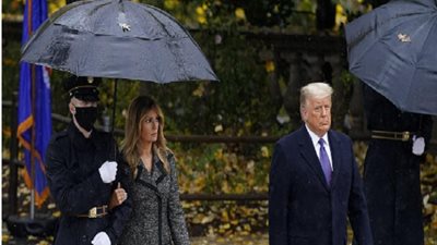 في أول ظهور لهم بعد  خسارة الانتخابات.. صورة جديدة تكشف توتر العلاقة بين ترامب وزوجته