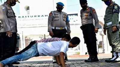 تعرف على أغرب الطرق لمعاقبة الغير ملتزمين بالإجراءات الوقائية من كورونا بإندونسيا