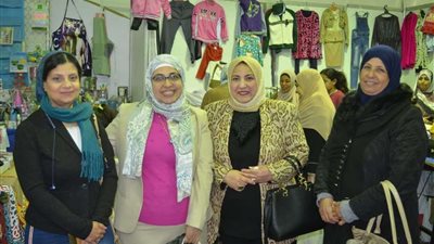رئيس المجلس الاقتصادي لسيدات الأعمال بالإسماعيلية تفتتح معرض المشغولات اليدوية