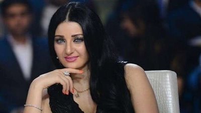 موقف محرج| ظهور أماكن حساسة من جسد صافيناز.. والفنانة تتصرف بهذا الأمر (صور)