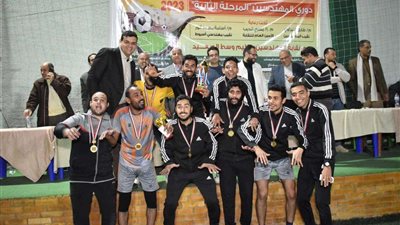 نقيب مهندسي أسيوط والأمين المساعد للنقابة العامة يقدمان كأس دوري وسط الصعيد لفريق الأهلي