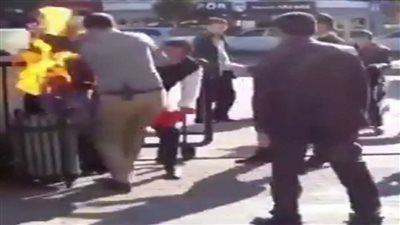 تركي يحرق نفسه بالبنزين أمام مسؤولين بالبلدية (فيديو)