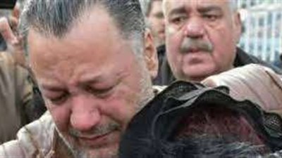 شاهد.. انهيار وائل شقيق شادي زيدان أثناء تشييع الجنازة