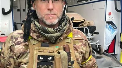 جنود أوكرانيون يحملون شعار 