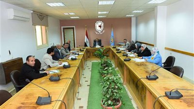 رئيس جامعة سوهاج يناقش مع أعضاء مجلس إدارة المدن الجامعية آليات سير العمل