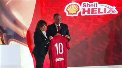 الخطيب يُهدي رئيس شركة 