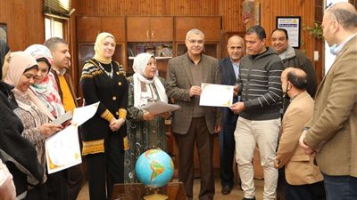 رئيس جامعة الزقازيق يكرم عددًا من أخصائيي المكتبات