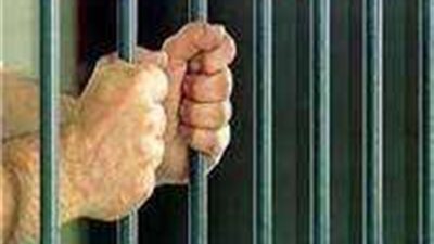 السجن المشدد 10 سنوات لعاطل لاتهامه بسرقة خزينة سلاح من فرد أمن