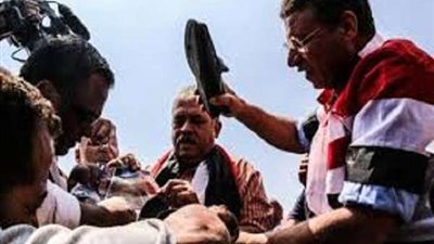 شخص يفاجئ آخر بضربه بالحذاء على سلم كهربائي في مول.. والسبب صادم