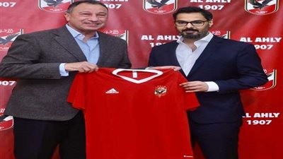 الخطيب يهدى درع وقميص وعلم النادى الاهلى لرئيس الاتحاد العربي للكرة الطائرة