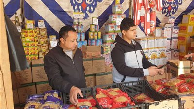 رئيس مركز بلبيس يتابع توفير السلع بـ معارض «أهلا رمضان»