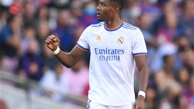 بسبب ميسي.. جماهير ريال مدريد تطالب بطرد ألابا خارج النادي