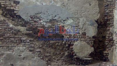 منزل آيل للسقوط يهدد حياة أهالى المحلة (صور)