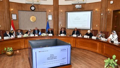 جامعة قناة السويس توجه بتكثيف القوافل الطبية